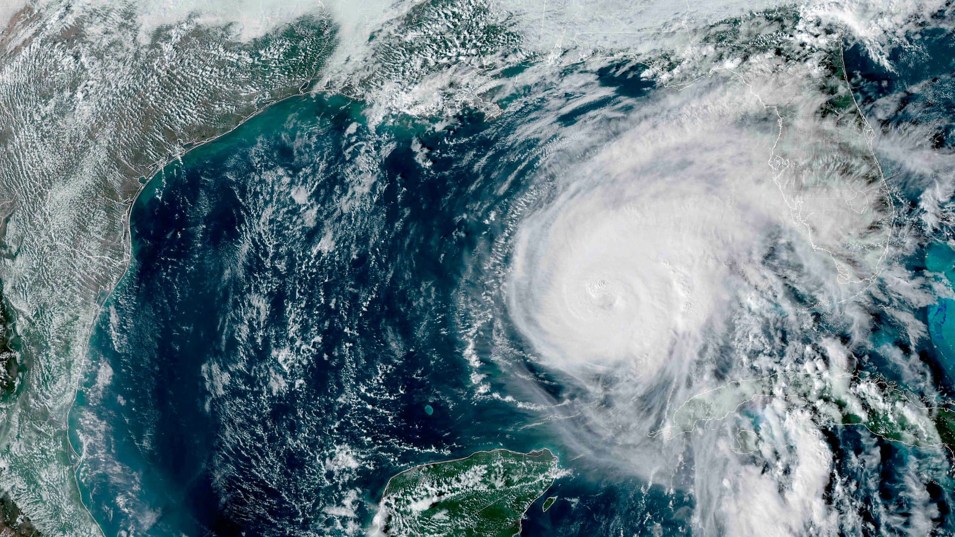 Ein Zyklon über dem Golf von Mexiko (Symbolbild). Ein ähnliches Wetterphänomen kommt aus Großbritannien zu. Gleich zwei sogenannte Bomben-Zyklone brauen sich zusammen.