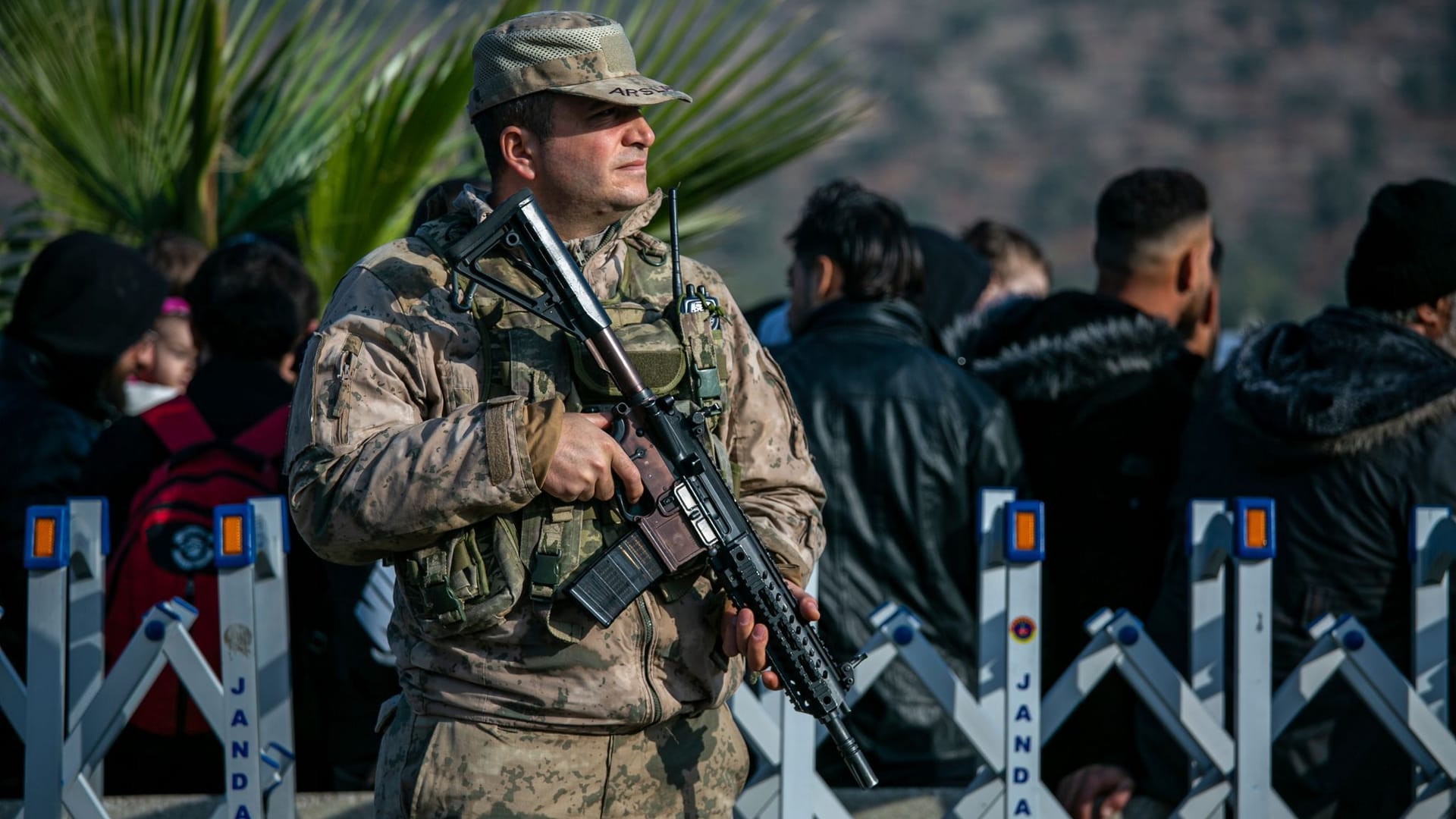 Ein türkischer Soldat an der syrisch-türkischen Grenze: Der Sturz von Assad in Syrien hat die Türkei machtpolitisch gestärkt.