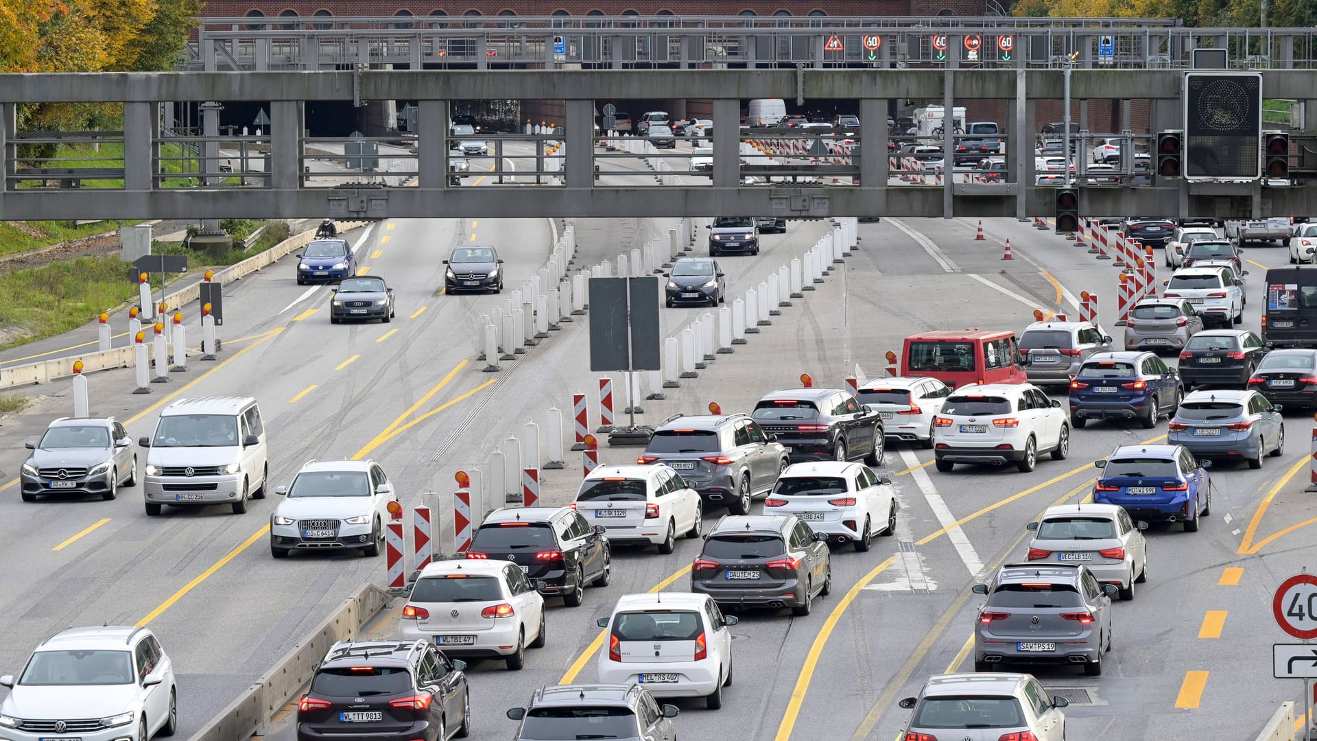 Der Verkehr staut sich vor dem Elbtunnel (Archivbild): Am 10. Januar feiert das Hamburger Bauwerk seinen 50. Geburtstag.