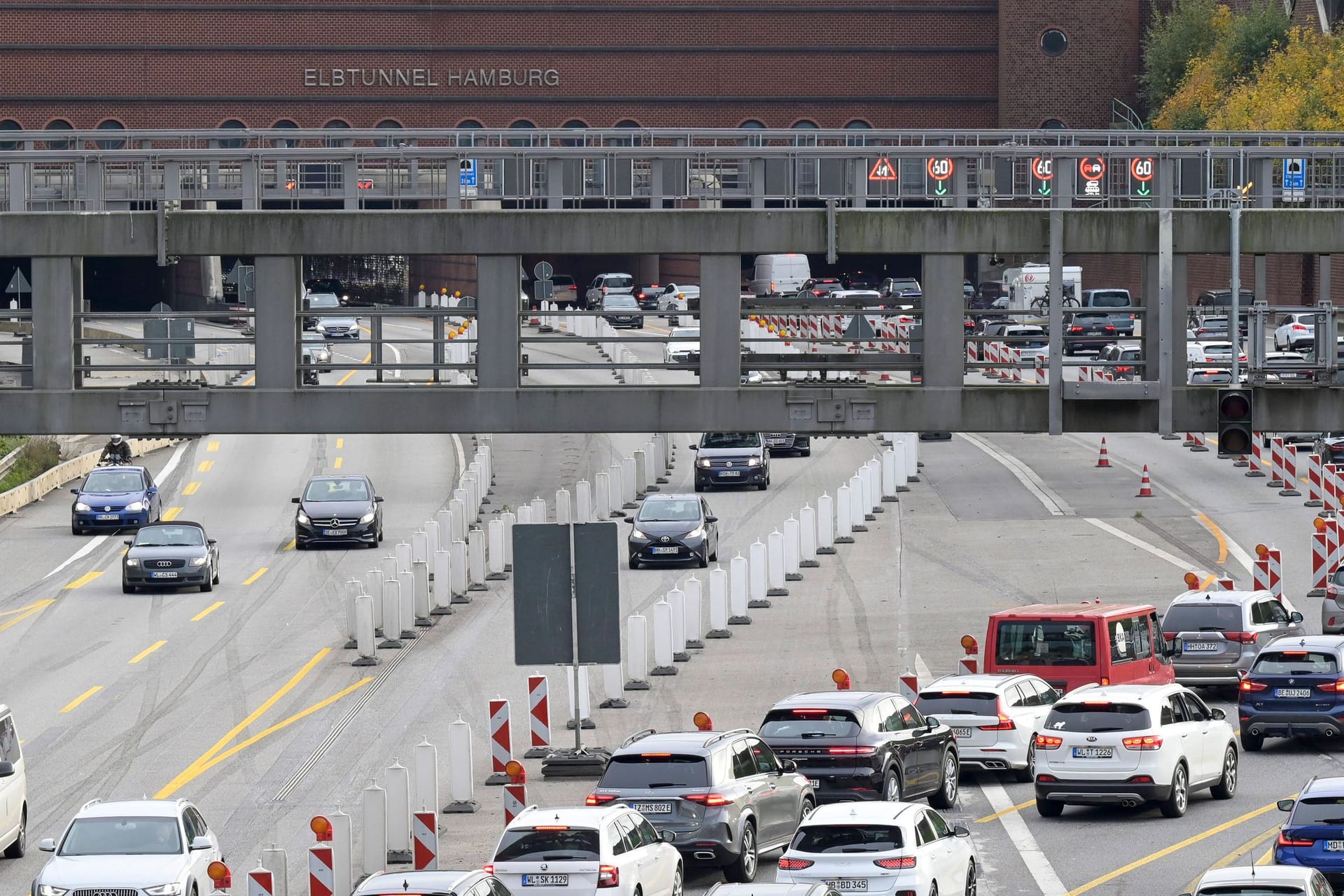 Der Verkehr staut sich vor dem Elbtunnel (Archivbild): Am 10. Januar feiert das Hamburger Bauwerk seinen 50. Geburtstag.