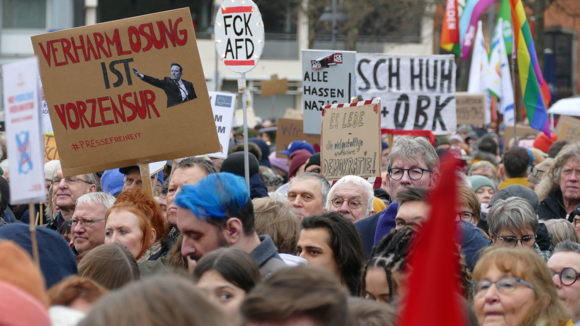 Viele Teilnehmer hatten Schilder mitgebracht.