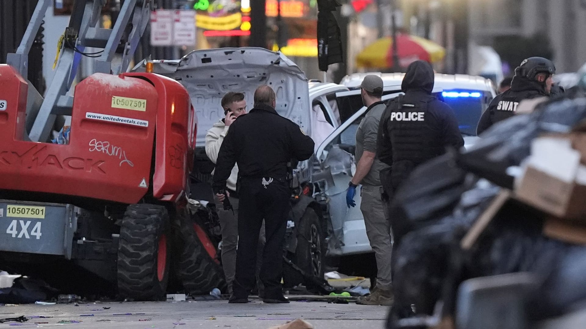 Das Tatfahrzeug wurde bei der Fahrt durch die schmale Gasse stark beschädigt: Mindestens 15 Menschen starben bei dem Terroranschlag in New Orleans.