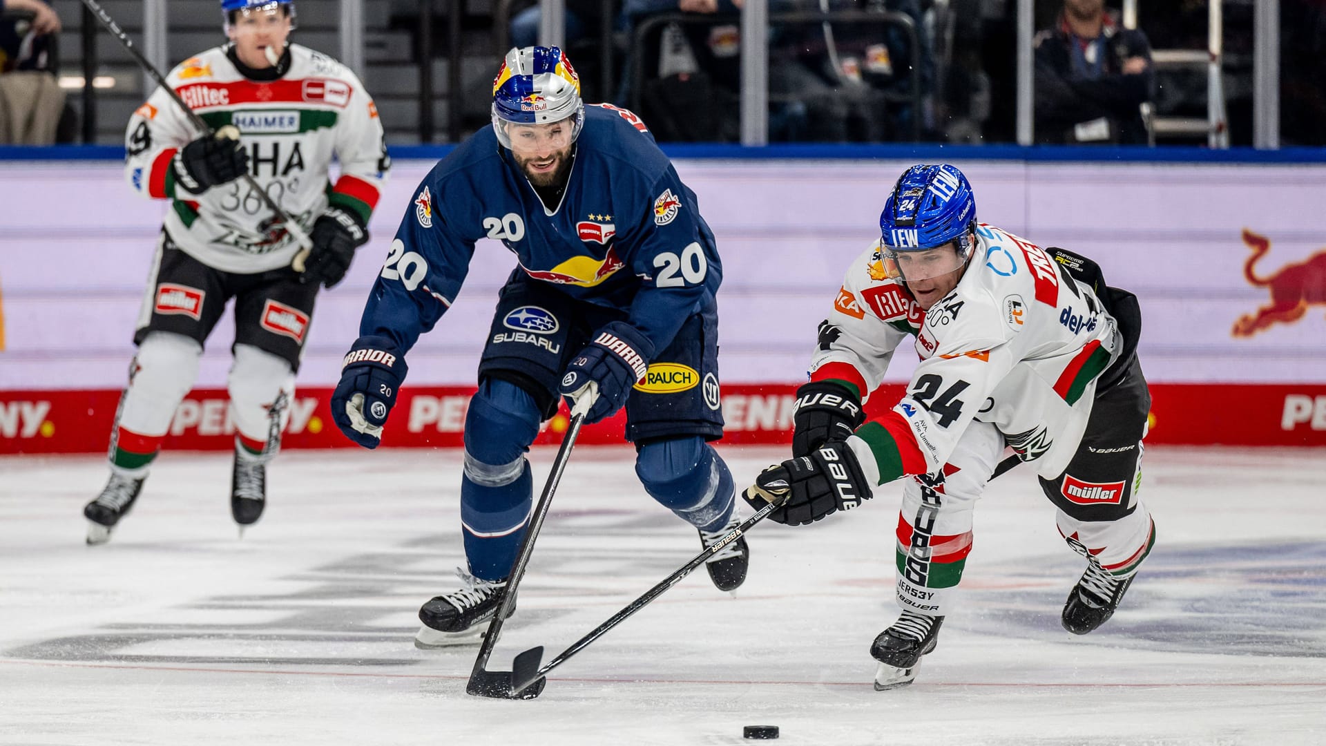 Münchens Andreas Eder (l.) im Laufduell mit Augsburgs T.J. Trevelyan (Archivbild): Im letzten Aufeinandertreffen feierte der EHC zu Hause den ersten Sieg nach zuvor vier Derby-Pleiten.