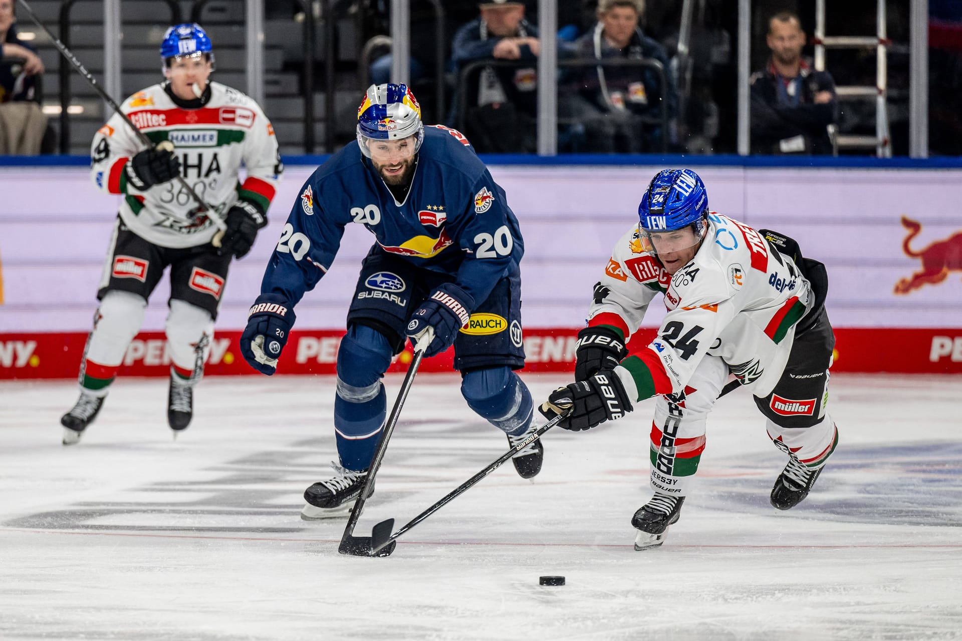 Münchens Andreas Eder (l.) im Laufduell mit Augsburgs T.J. Trevelyan (Archivbild): Im letzten Aufeinandertreffen feierte der EHC zu Hause den ersten Sieg nach zuvor vier Derby-Pleiten.