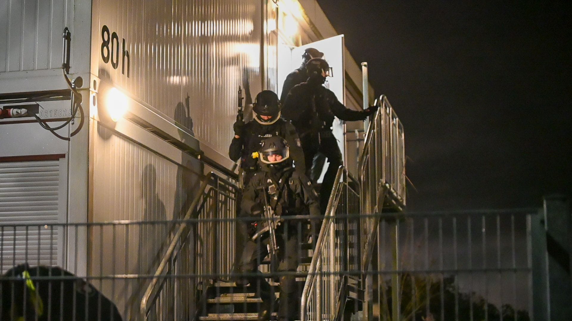 Polizeibeamte am Donnerstagabend an einer Flüchtlingsunterkunft im Hamburger Stadtteil Neuenfelde.