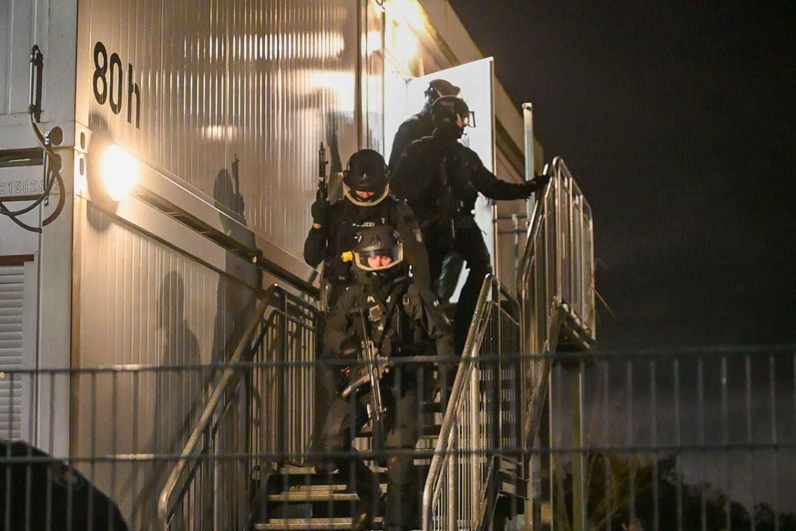 Polizeibeamte am Donnerstagabend an einer Flüchtlingsunterkunft im Hamburger Stadtteil Neuenfelde.