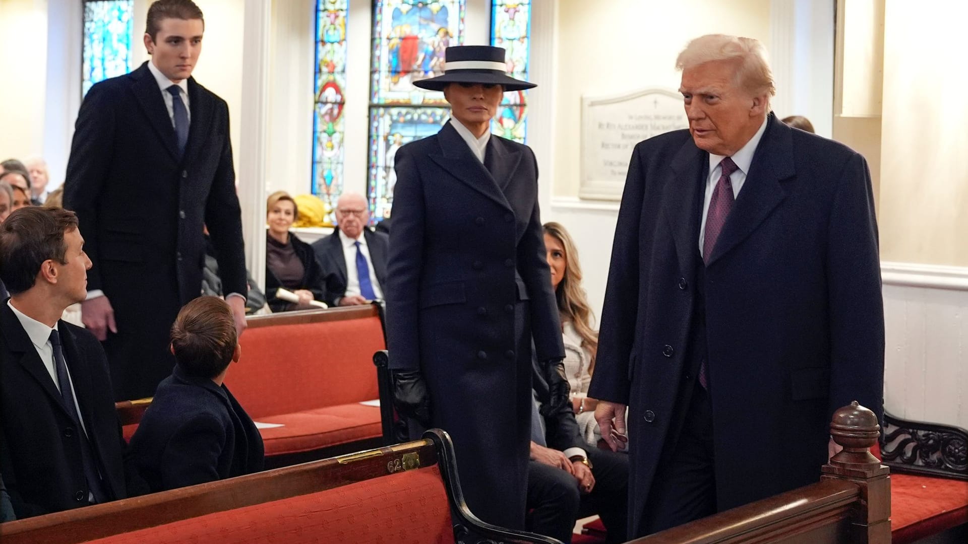 Donald Trump mit seiner Ehefrau Melania und dem gemeinsamen Sohn Barron in der St. John's Church