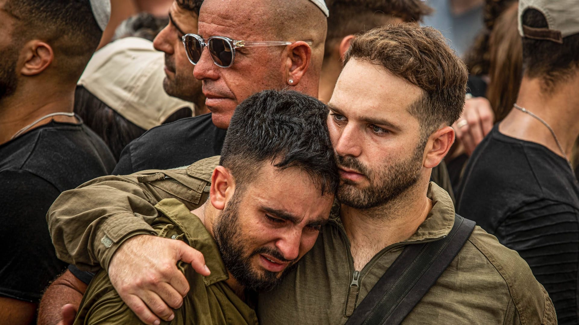 Israelische Soldaten trauen um gefallene Kollegen (Archivbild): Die ausgehandelte Waffenruhe zwischen Israel und der Hamas ist mit Blick auf Frieden lediglich der erste Schritt.