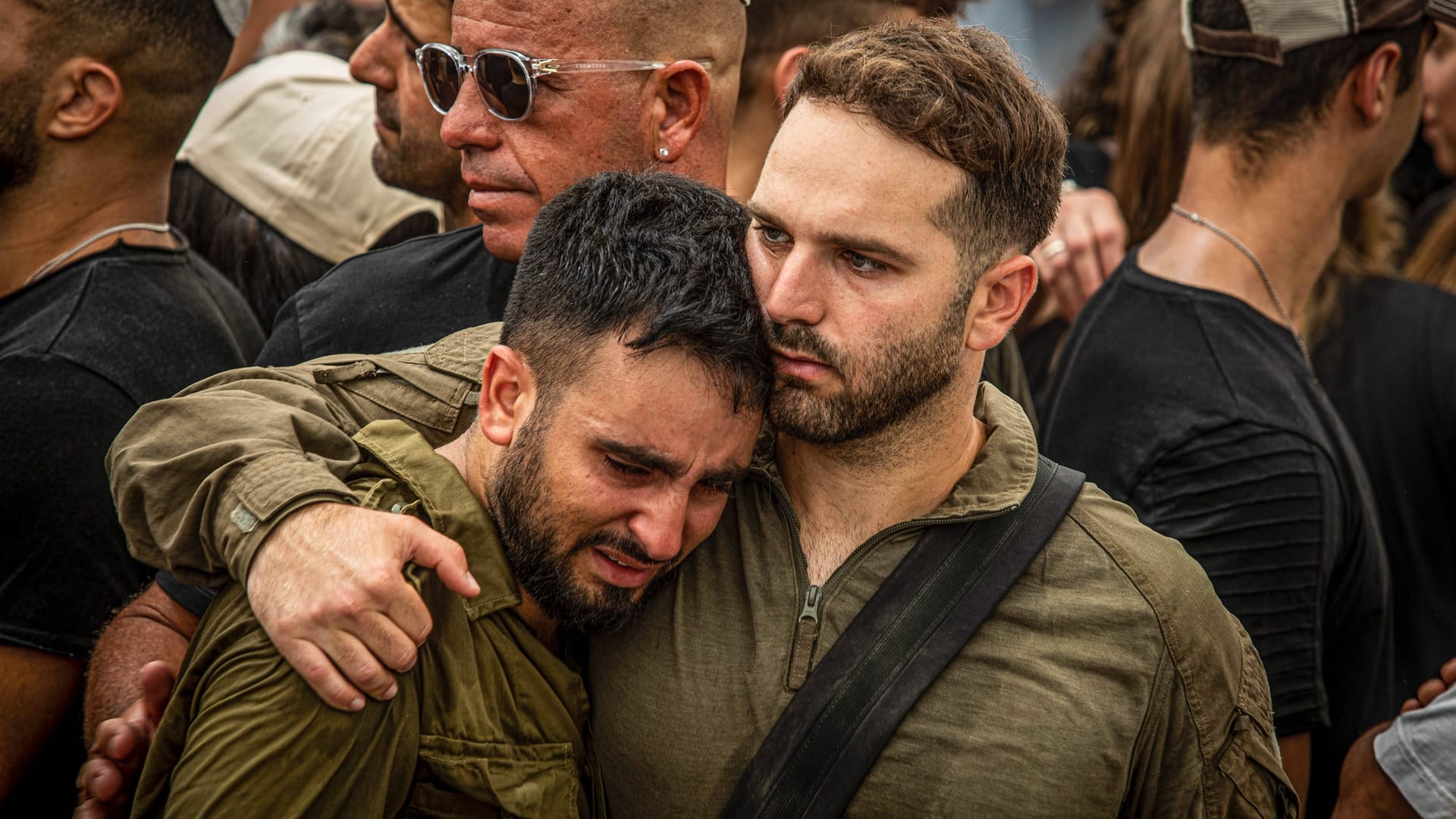 Israelische Soldaten trauen um gefallene Kollegen (Archivbild): Die ausgehandelte Waffenruhe zwischen Israel und der Hamas ist mit Blick auf Frieden lediglich der erste Schritt.