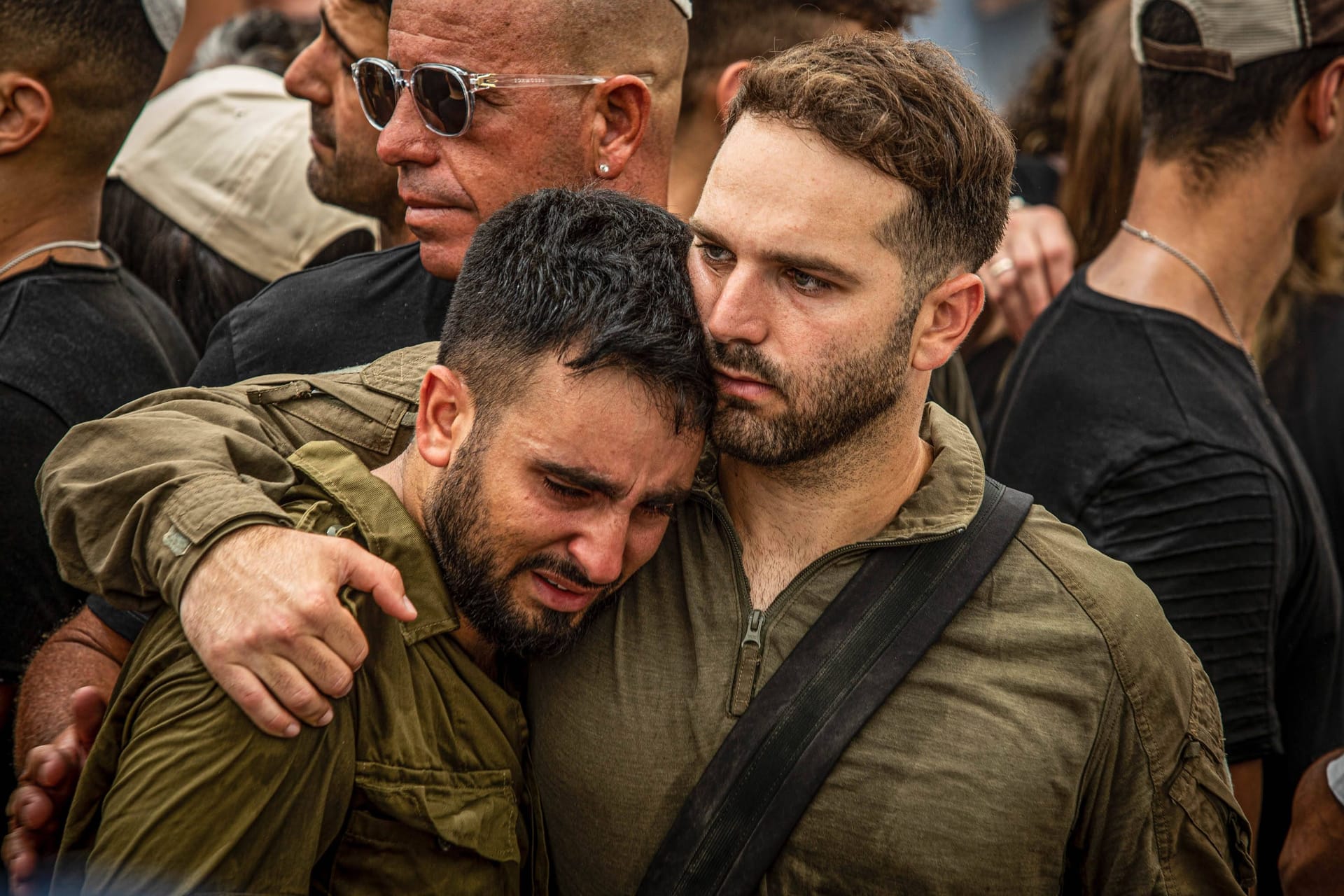 Israelische Soldaten trauen um gefallene Kollegen (Archivbild): Die ausgehandelte Waffenruhe zwischen Israel und der Hamas ist mit Blick auf Frieden lediglich der erste Schritt.