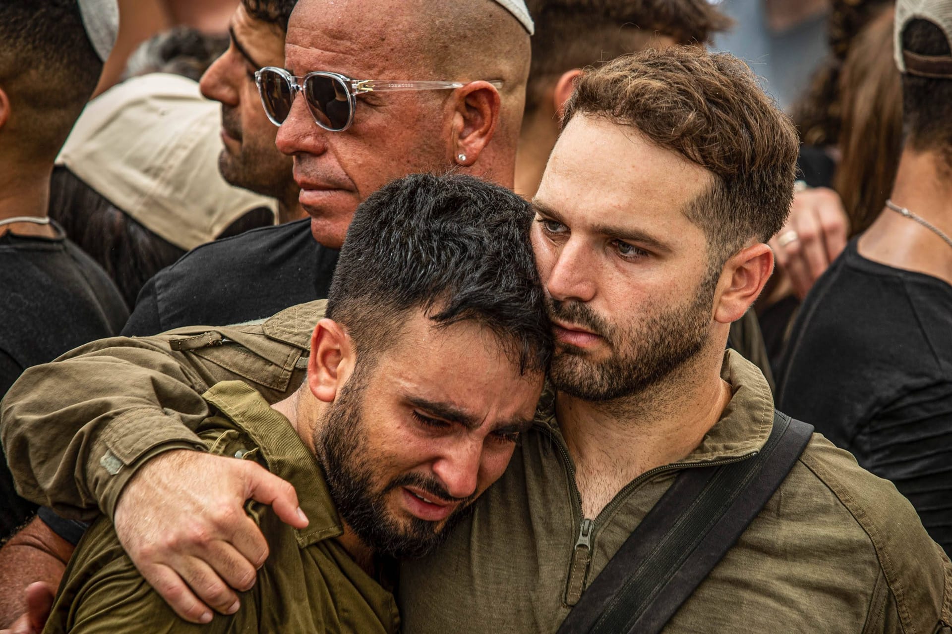 Israelische Soldaten trauen um gefallene Kollegen (Archivbild): Die ausgehandelte Waffenruhe zwischen Israel und der Hamas ist mit Blick auf Frieden lediglich der erste Schritt.