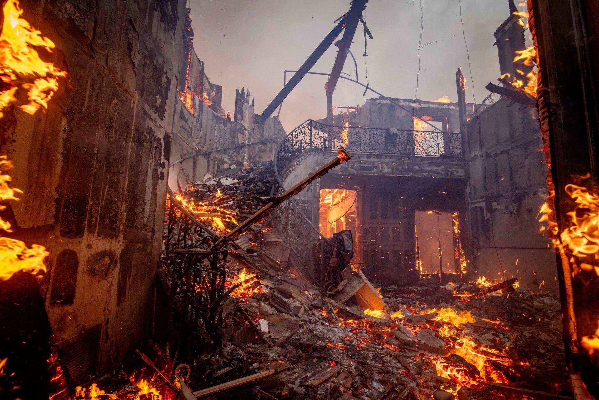 Pacific Palisades in Los Angeles: Das Feuer hat schon mehrere Häuser abgefackelt.