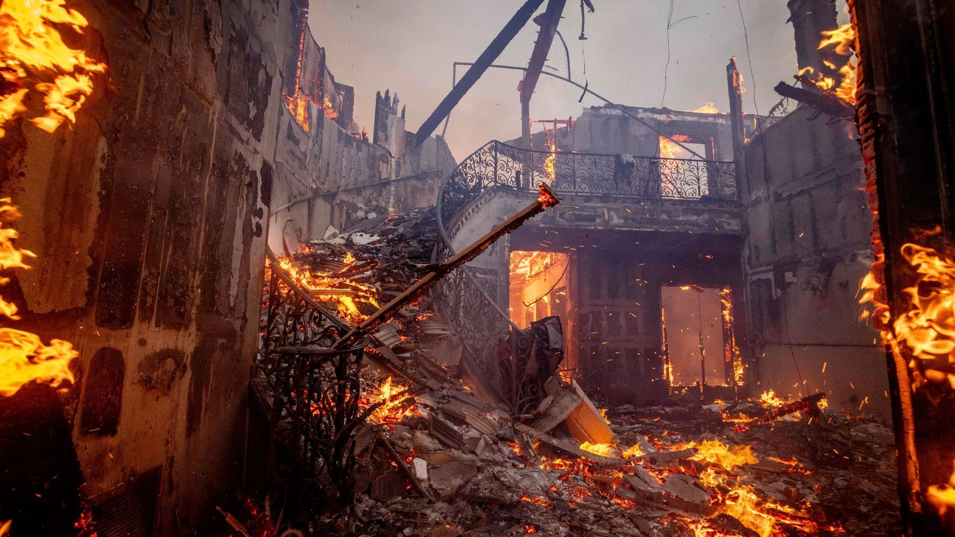 Pacific Palisades in Los Angeles: Das Feuer hat schon mehrere Häuser abgefackelt.