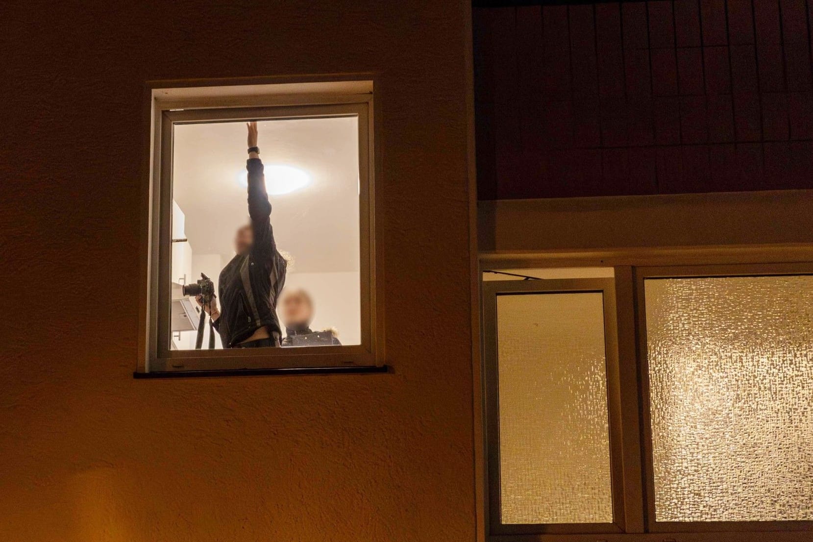 Polizistinnen nach dem Vorfall in der Manteuffelstraße am Donnerstagabend.