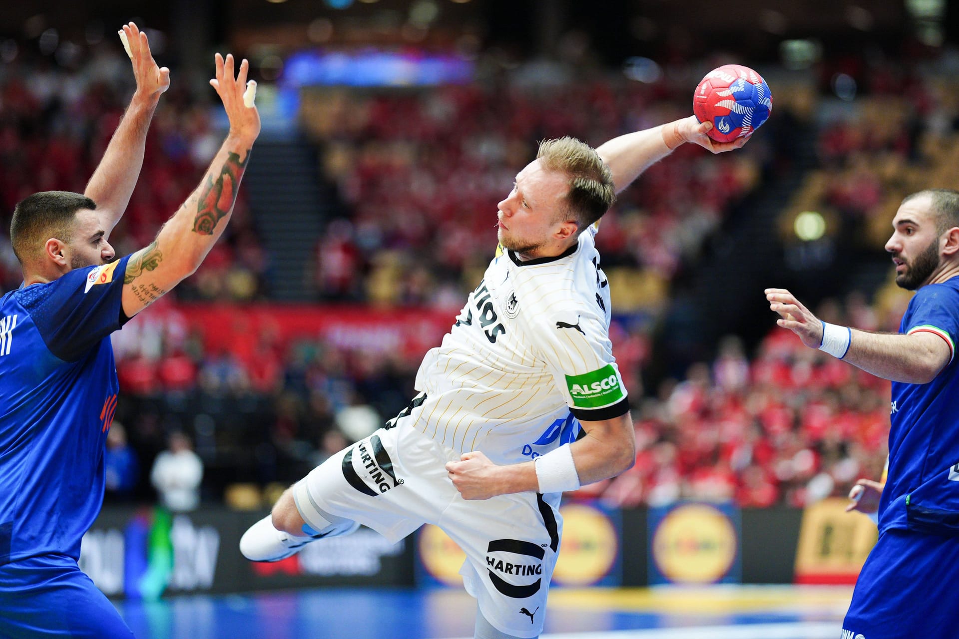 Deutschlands Luca Witzke wirft den Ball aufs italienische Tor.