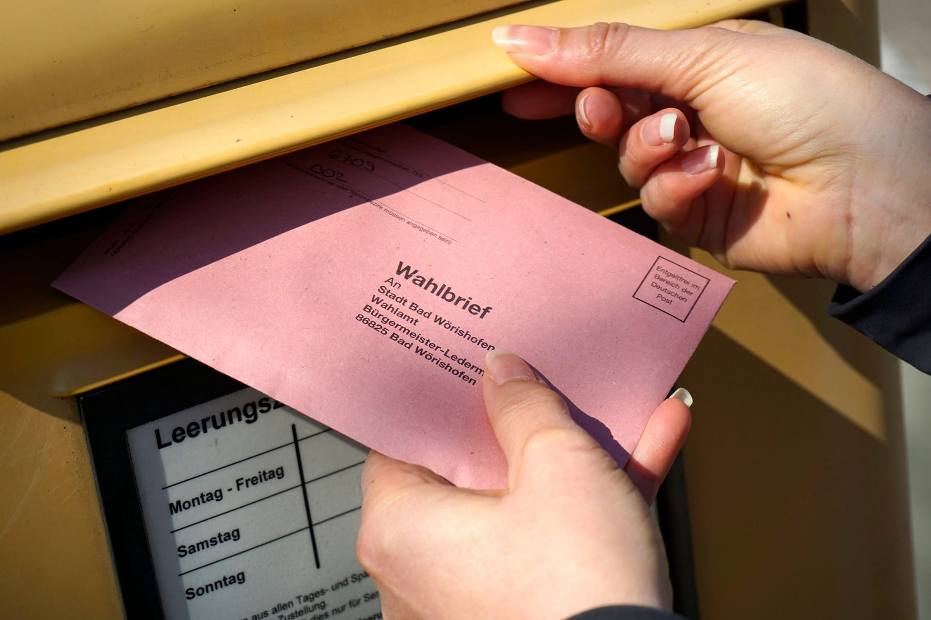 Briefwahlunterlagen werden in einen Briefkasten geworfen (Symbolbild): Dieses Jahr sind die Fristen kürzer als bei den vergangenen Wahlen.