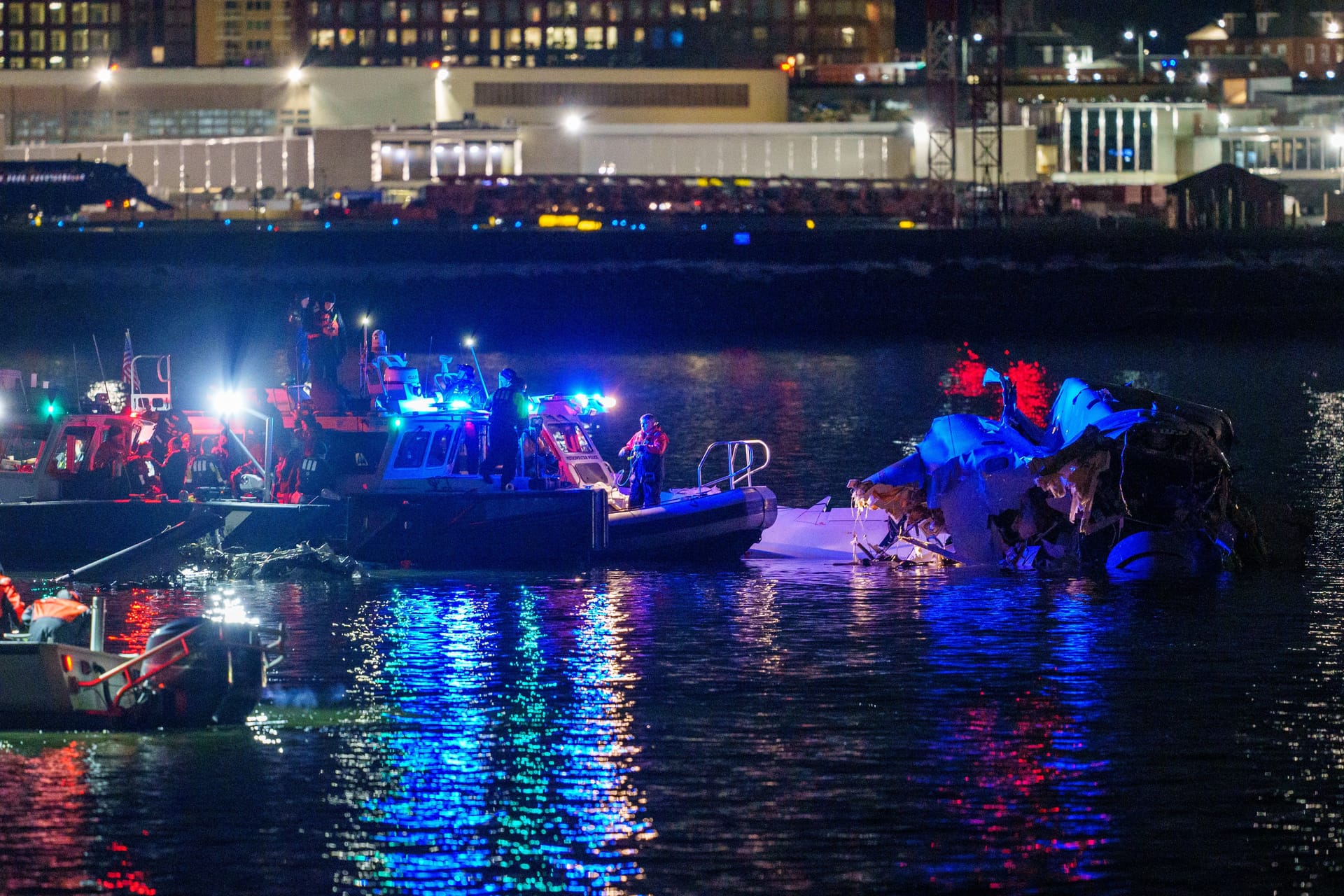 Rettungsaktion auf dem Fluss: Im Wasser schwimmen Trümmerteile.