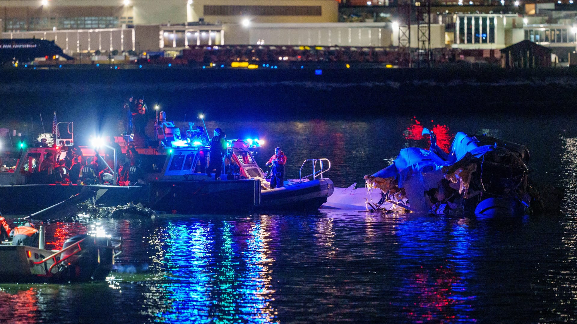 Rettungsaktion auf dem Fluss: Im Wasser schwimmen Trümmerteile.