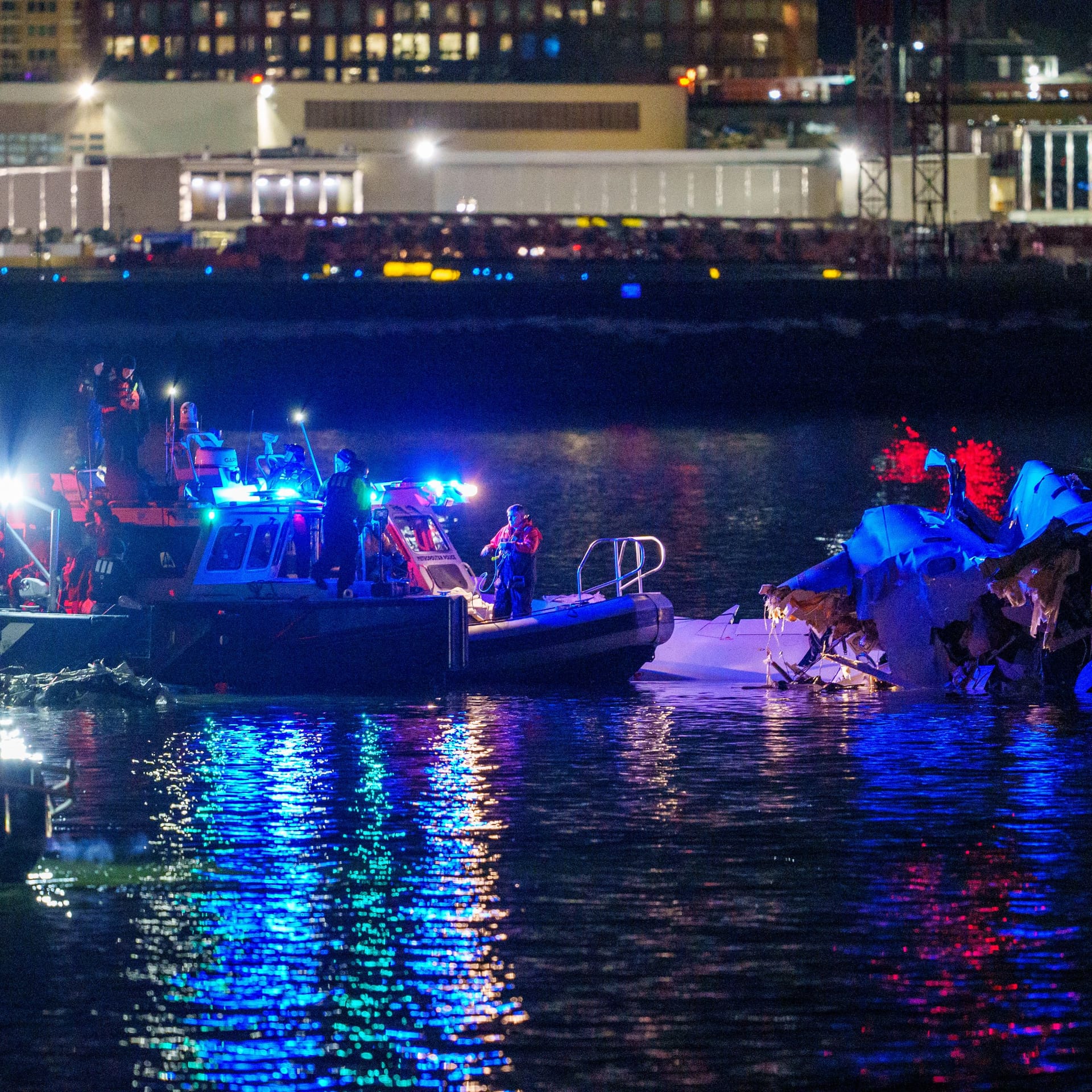 Rettungsaktion auf dem Fluss: Im Wasser schwimmen Trümmerteile.