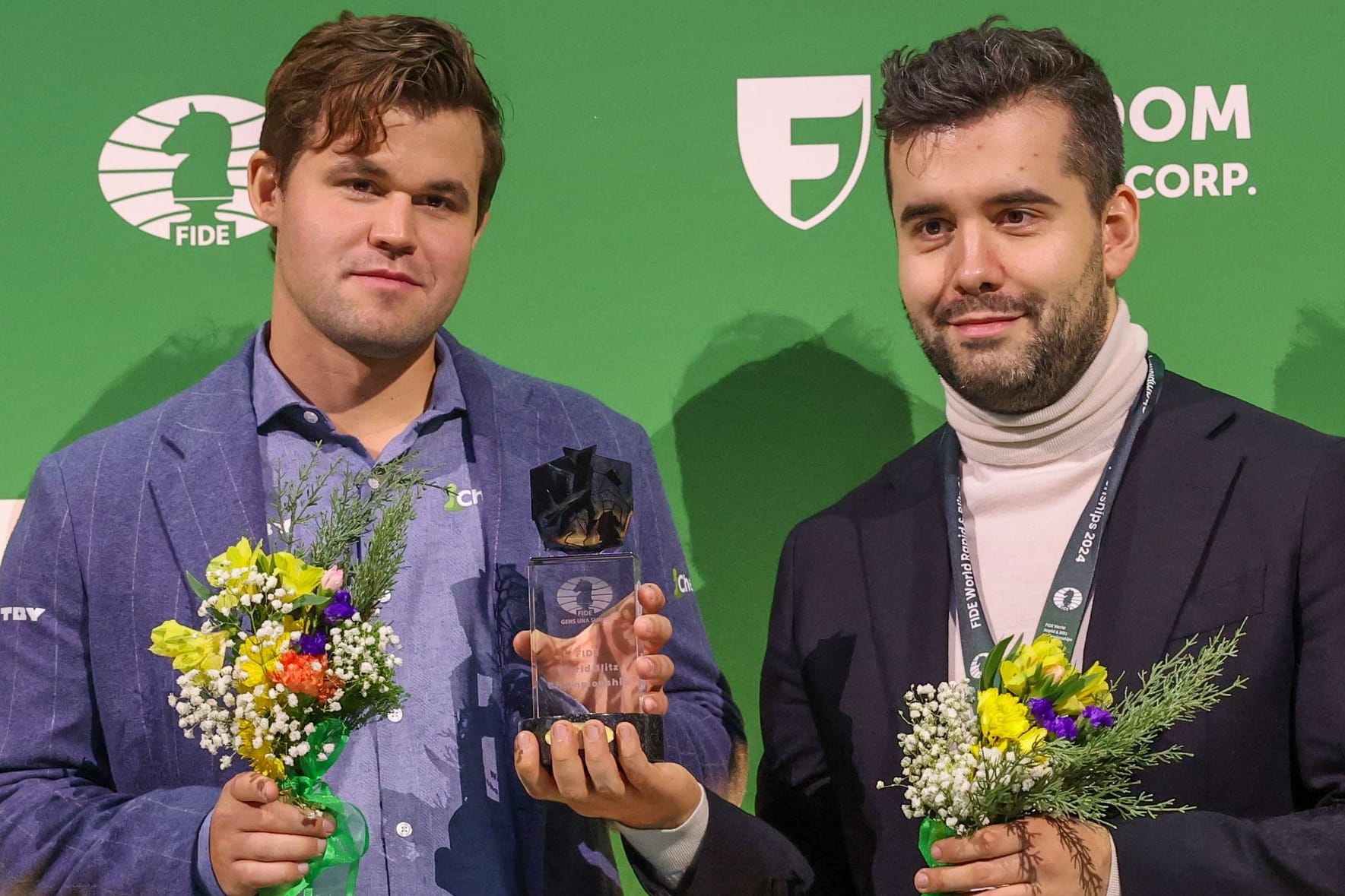 Magnus Carlsen (li.) und Jan Nepomnjaschtschi nach dem Ende der Blitzschach-WM: Scharfe Kritik.