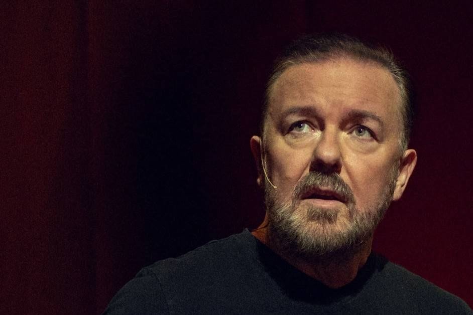 Ricky Gervais auf der Bühne (Archivbild): Er trauert um einen tierischen Filmkollegen.