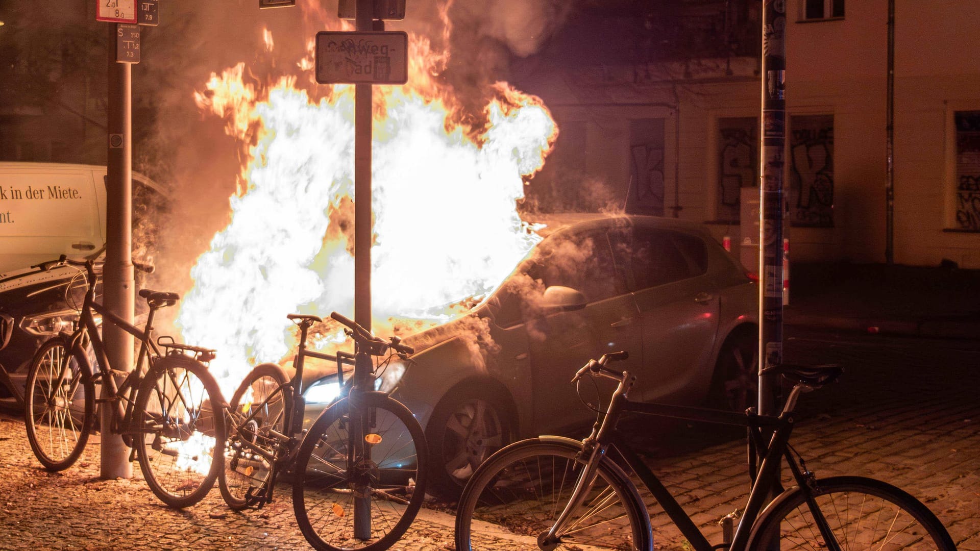 Berliner Feuerwehr im Einsatz in der Silvesternacht. Aus ungeklärter Ursache steht in der Kopenhagener Straße in Berlin-Prenzlauer Berg ein Fahrzeug in Flammen. /