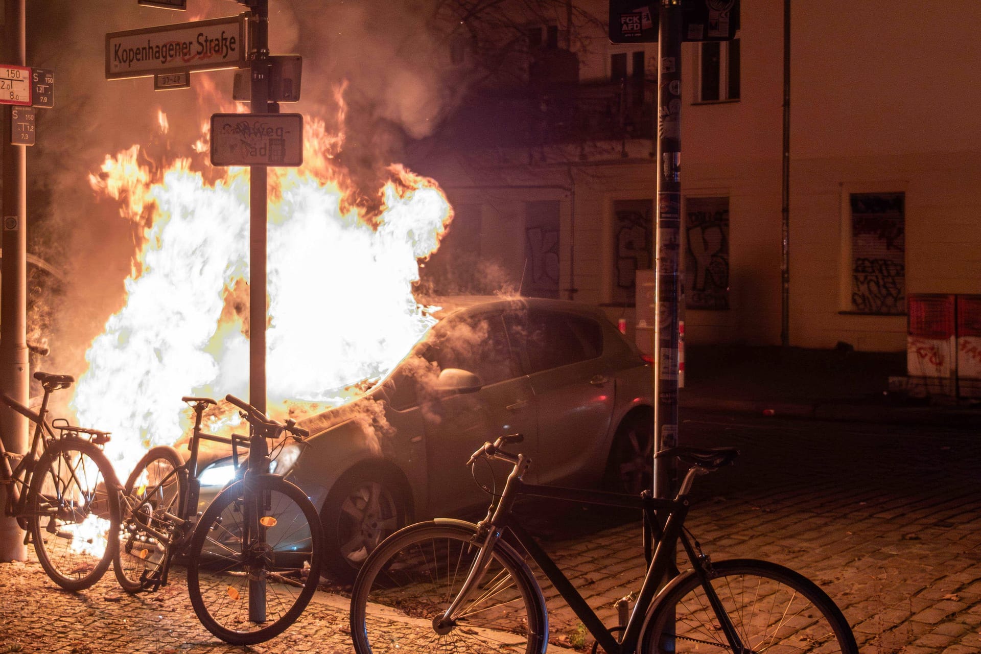 Berliner Feuerwehr im Einsatz in der Silvesternacht. Aus ungeklärter Ursache steht in der Kopenhagener Straße in Berlin-Prenzlauer Berg ein Fahrzeug in Flammen. /