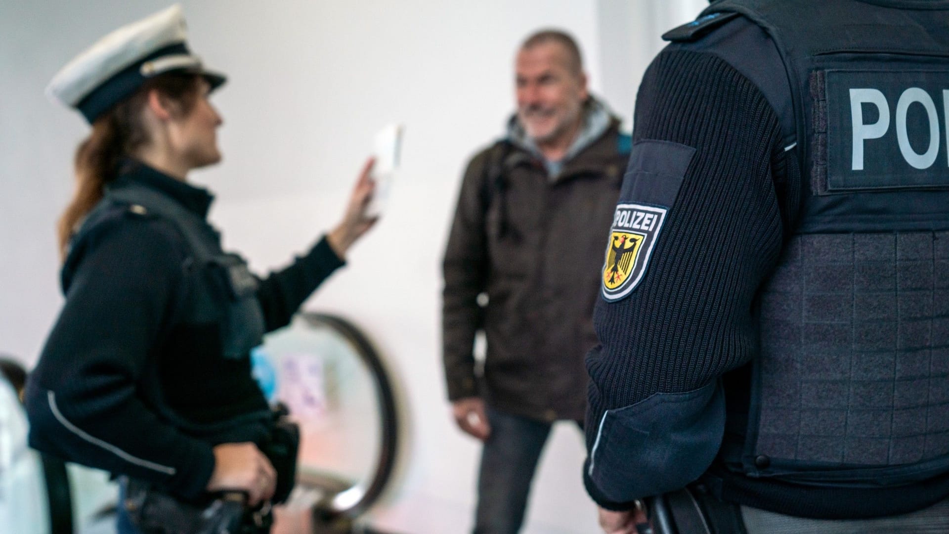 Bundespolizisten bei einer Kontrolle (Symbolbild): Nach seiner Festnahme wurde der Gesuchte in die JVA Erding überstellt.