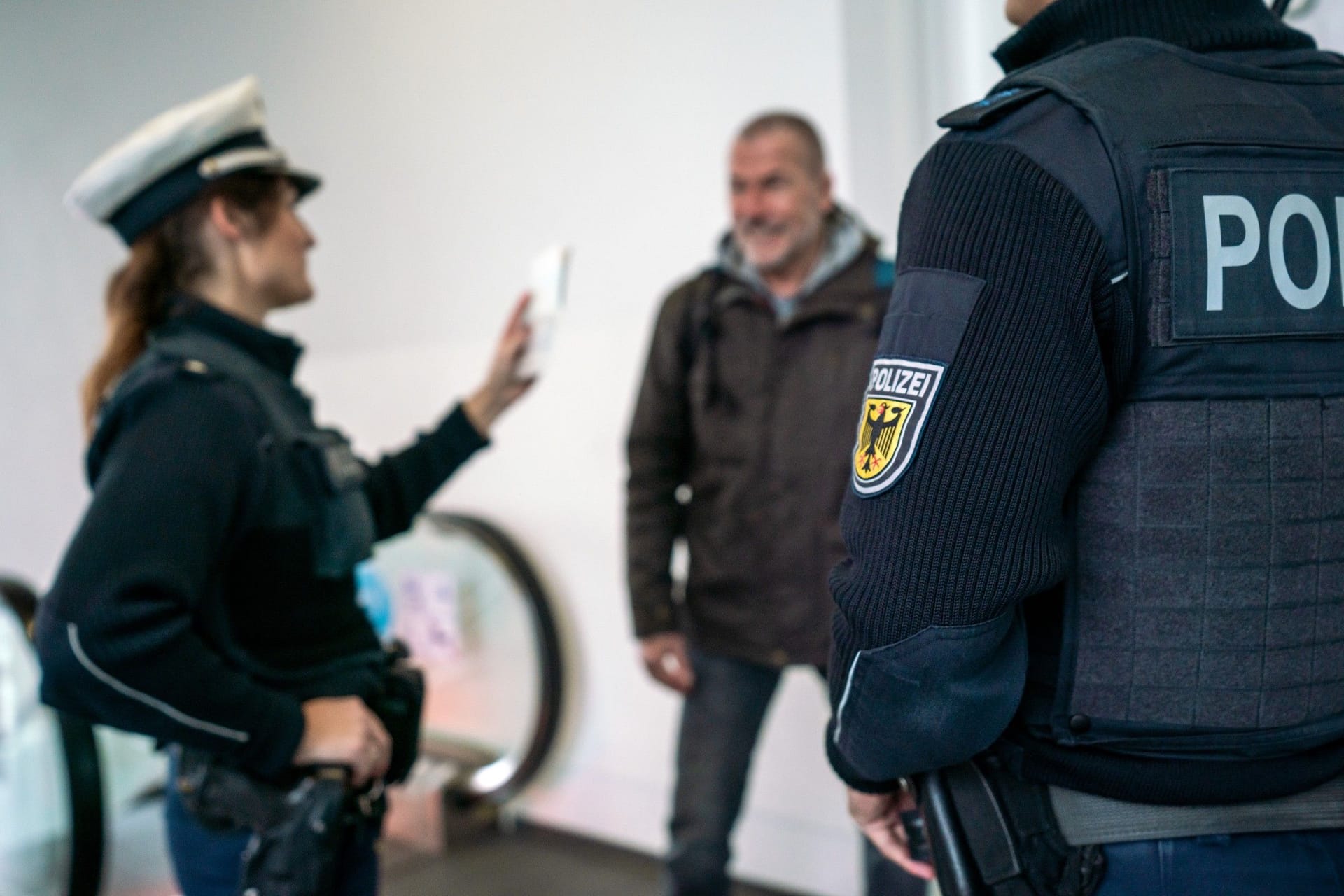 Bundespolizisten bei einer Kontrolle (Symbolbild): Nach seiner Festnahme wurde der Gesuchte in die JVA Erding überstellt.