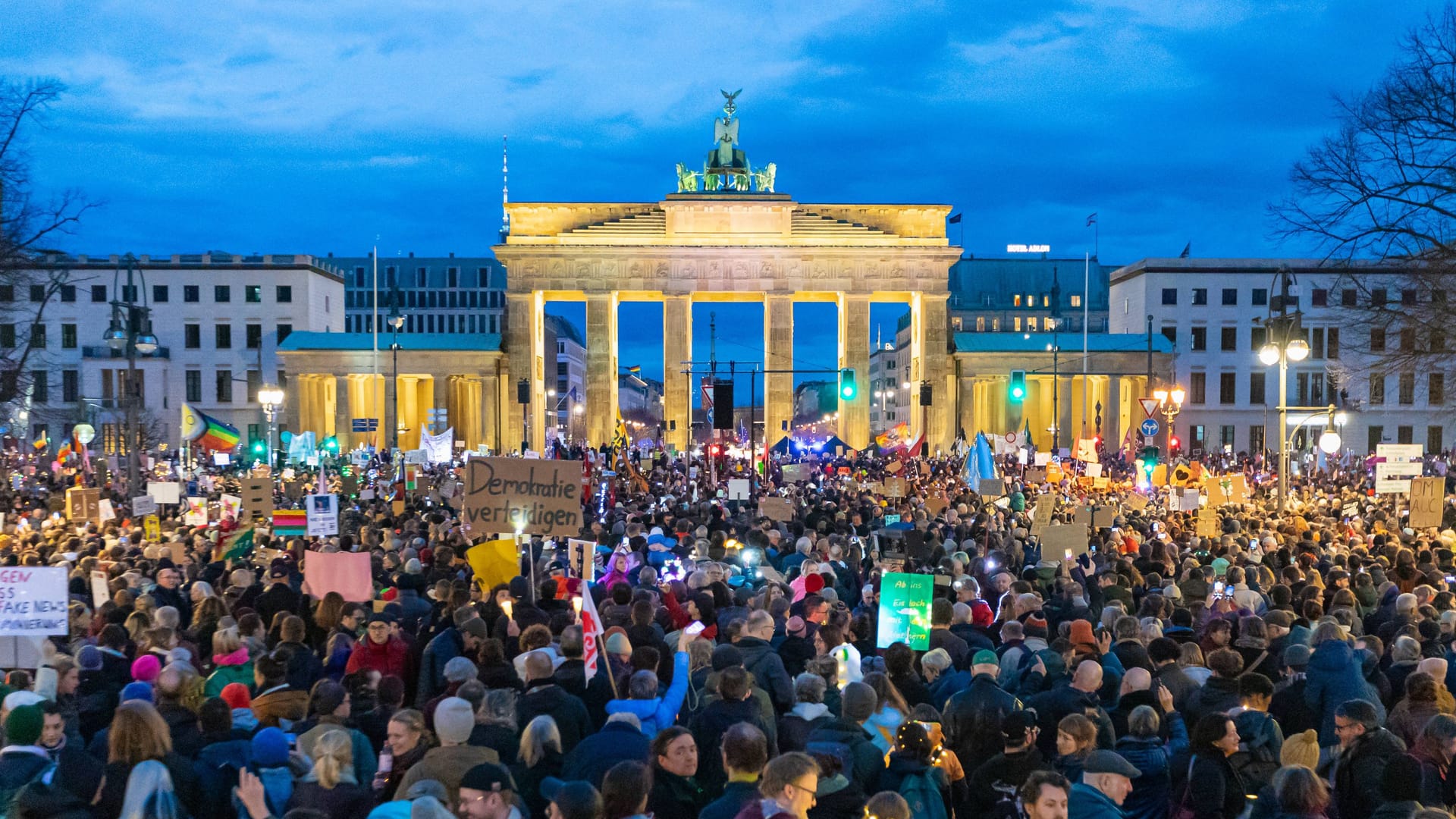 Demonstration vor dem Brandenburger Tor: Nicht nur in Berlin gingen am Wochenende Zehntausende auf die Straße, um gegen den Rechtsruck zu protestieren.