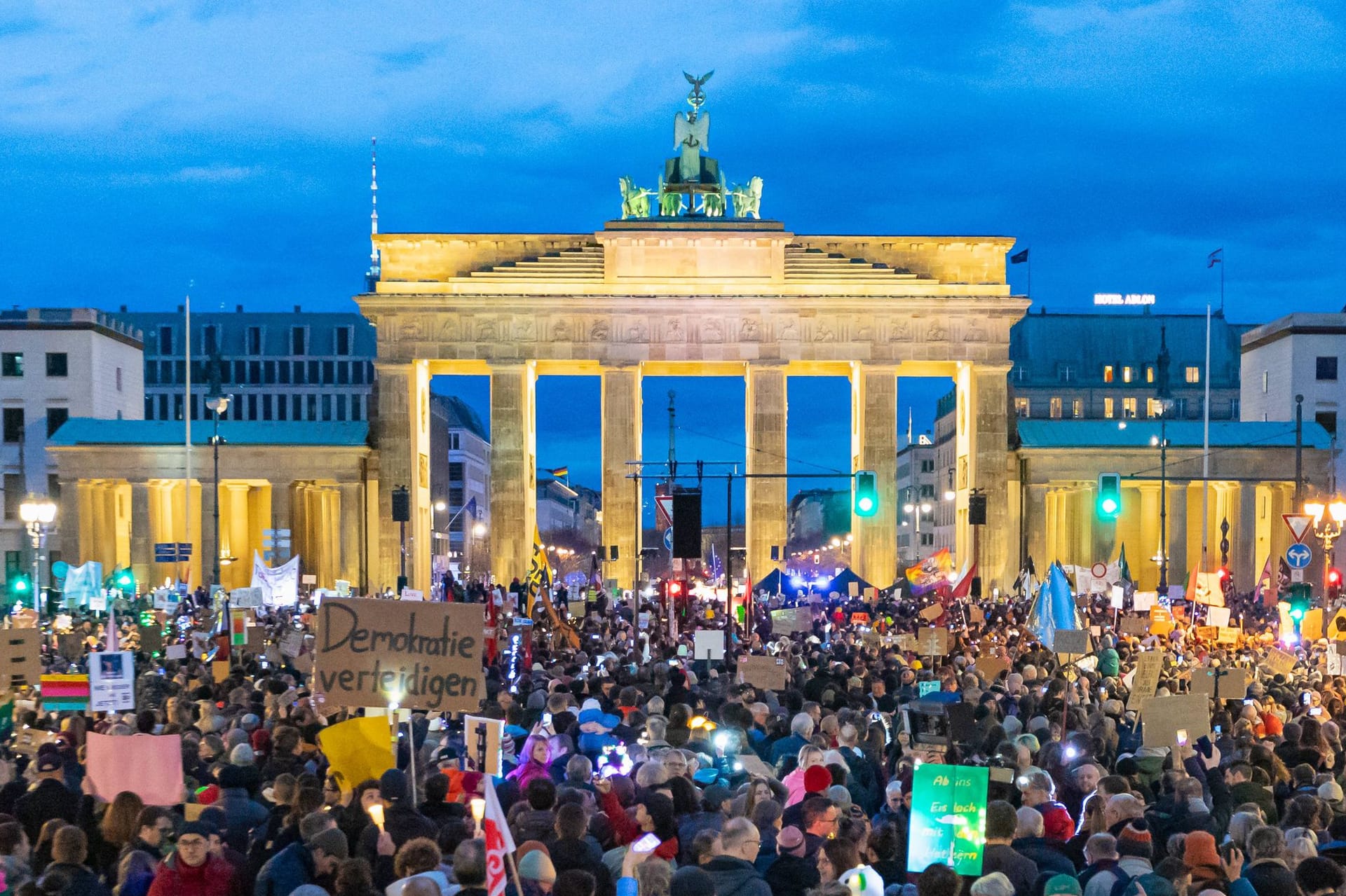 Demonstration vor dem Brandenburger Tor: Nicht nur in Berlin gingen am Wochenende Zehntausende auf die Straße, um gegen den Rechtsruck zu protestieren.