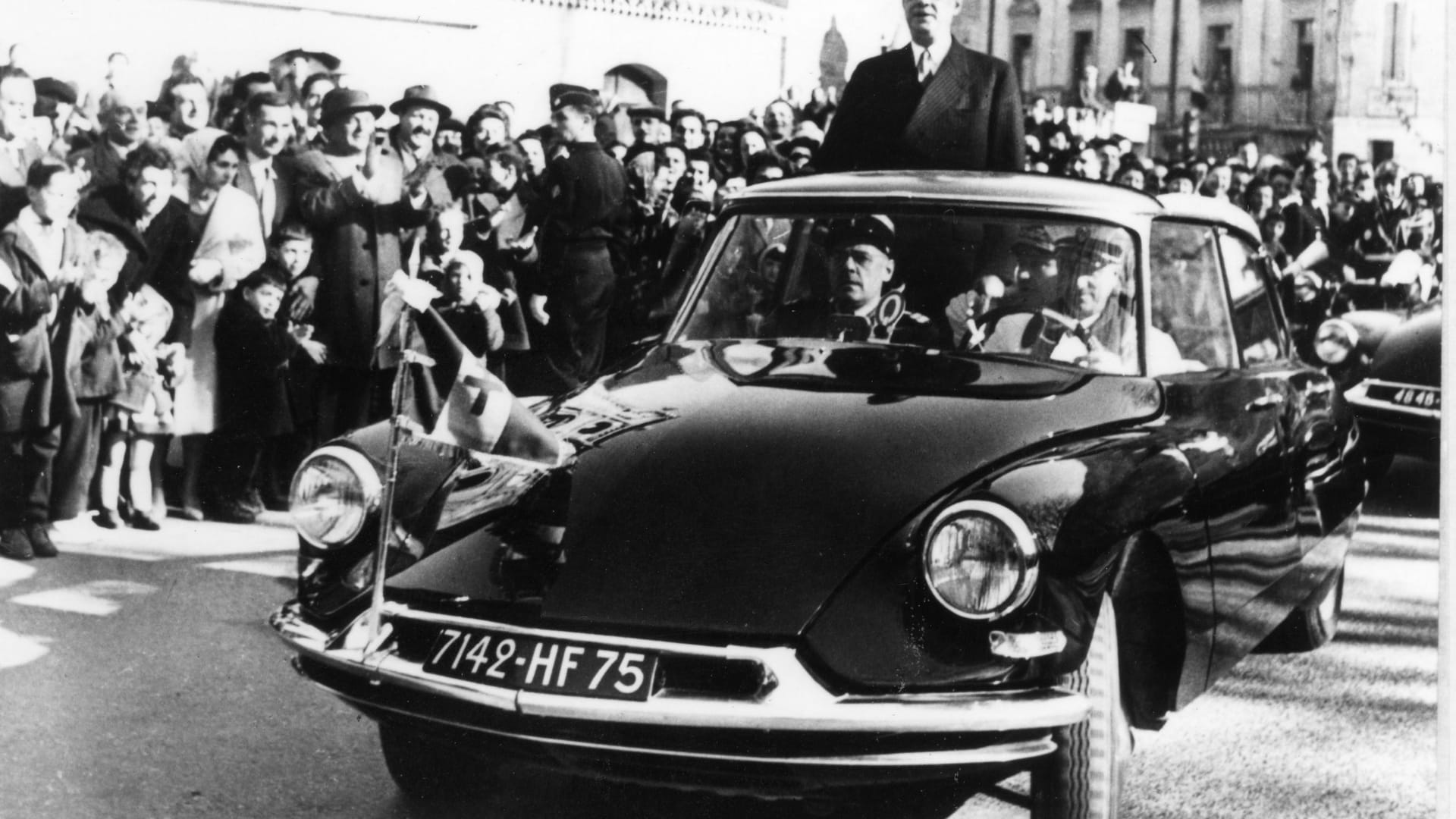 Ein Präsident und seine Limousine: Charles de Gaulle ließ die DS verlängern und mit allerhand Luxus ausstatten. Hierf ein Foto aus dem Jahr 1963.