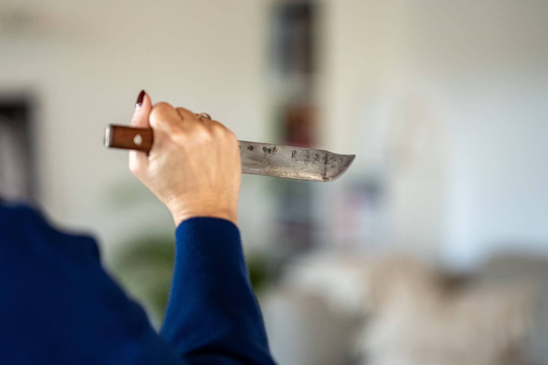 Eine Frau hält ein Messer in der Hand (Symbolbild): Die 23-Jährige wurde festgenommen.