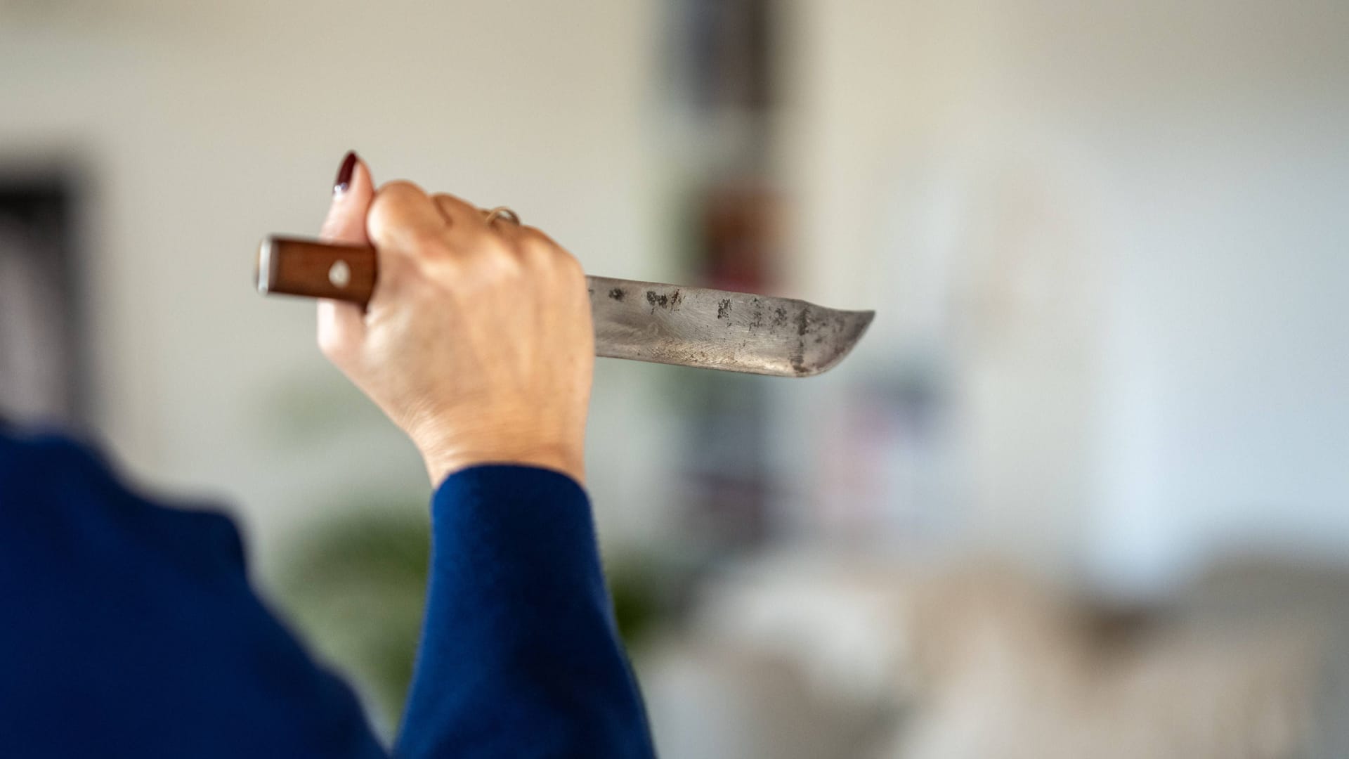 Eine Frau hält ein Messer in der Hand (Symbolbild): Die 23-Jährige wurde festgenommen.