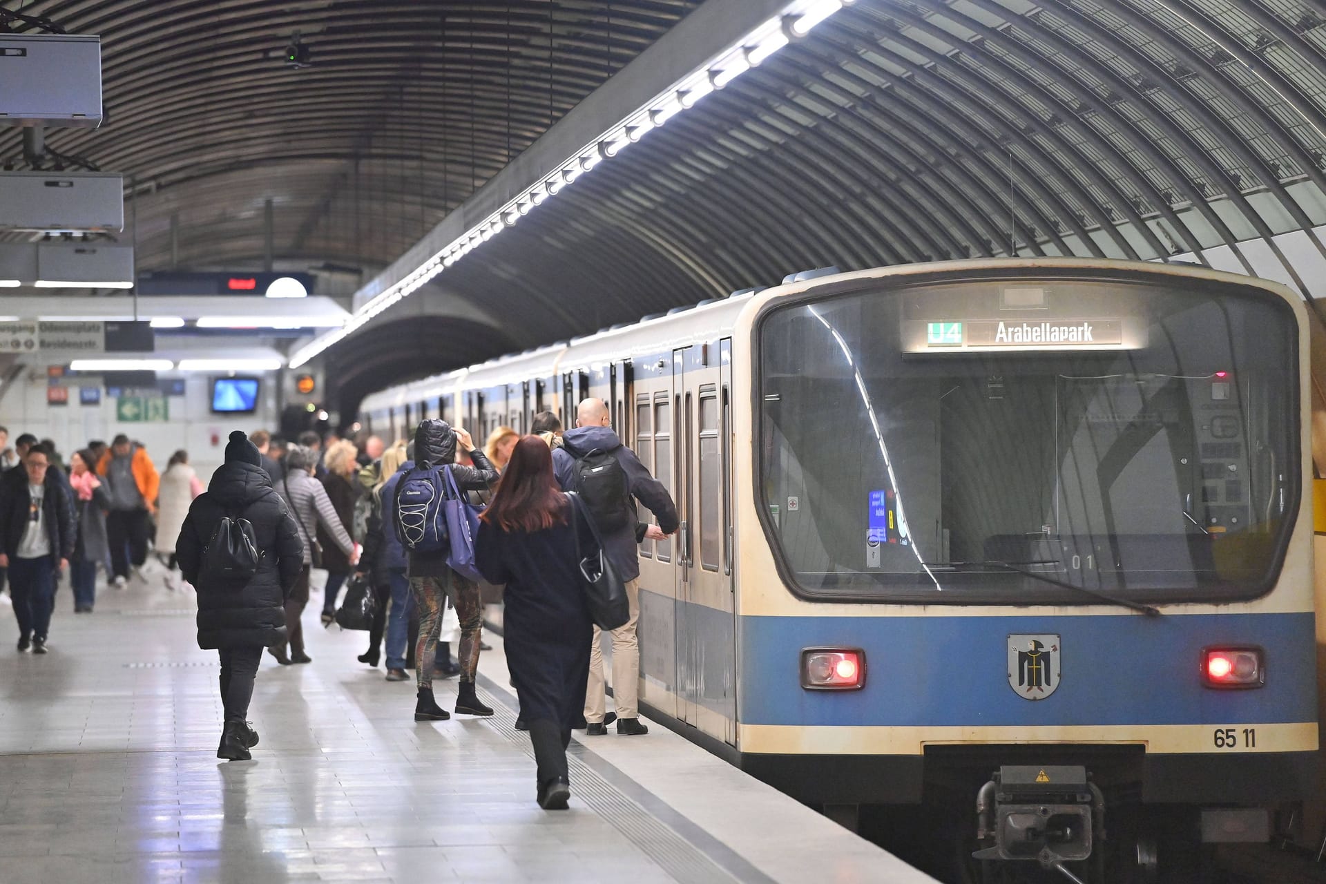 Menschen steigen am Odeonsplatz in die U4 ein (Archivbild):