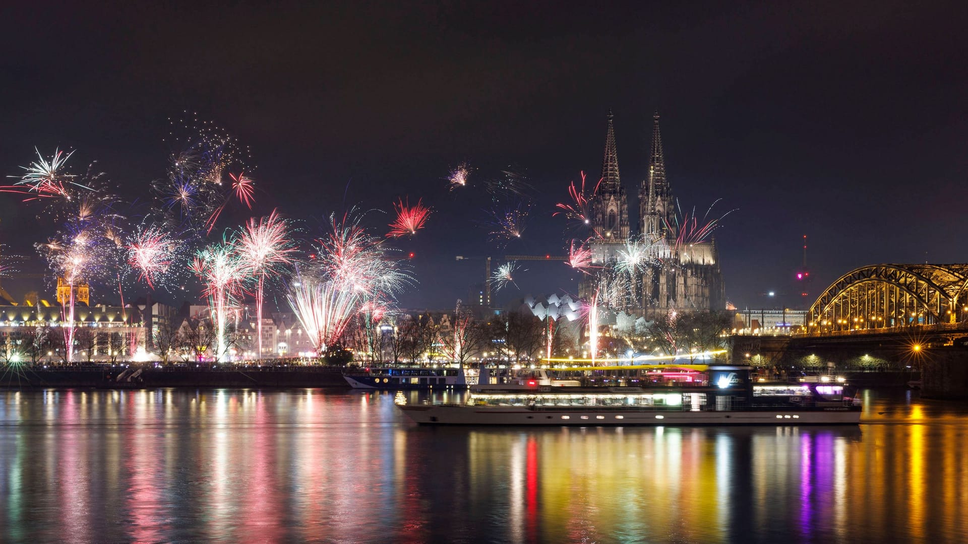 Silvester am Rhein: Tausende feierten in der Nacht auf den Straßen der Stadt. Dabei kam es auch zu Übergriffen auf Einsatzkräfte.