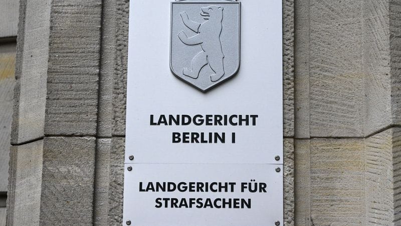 Ein Schild weist auf das Landgericht Berlin an der Fassade zum Kriminalgericht Moabit in der Turmstraße hin.