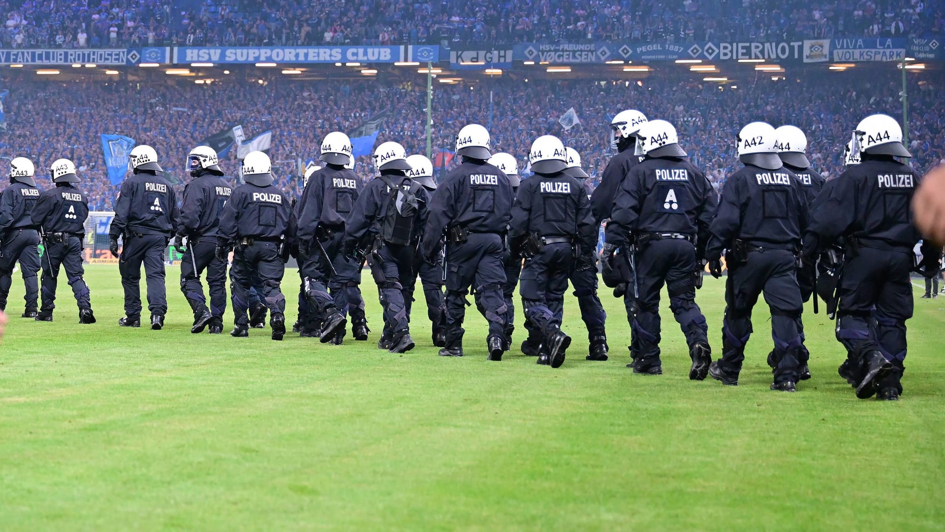 Eine Hundertschaft sichert das Volksparkstadion (Archivbild): Künftig muss der HSV für solche Einsätze bei Spielen bezahlen.