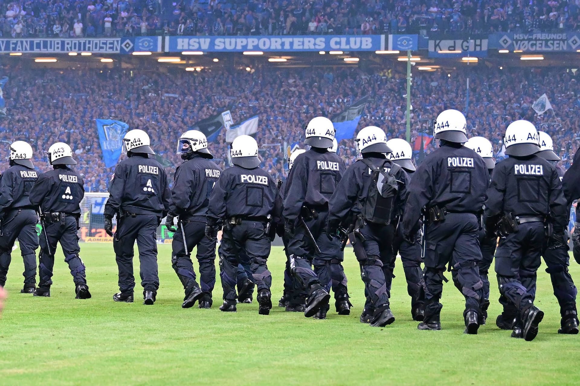 Eine Hundertschaft sichert das Volksparkstadion (Archivbild): Künftig muss der HSV für solche Einsätze bei Spielen bezahlen.