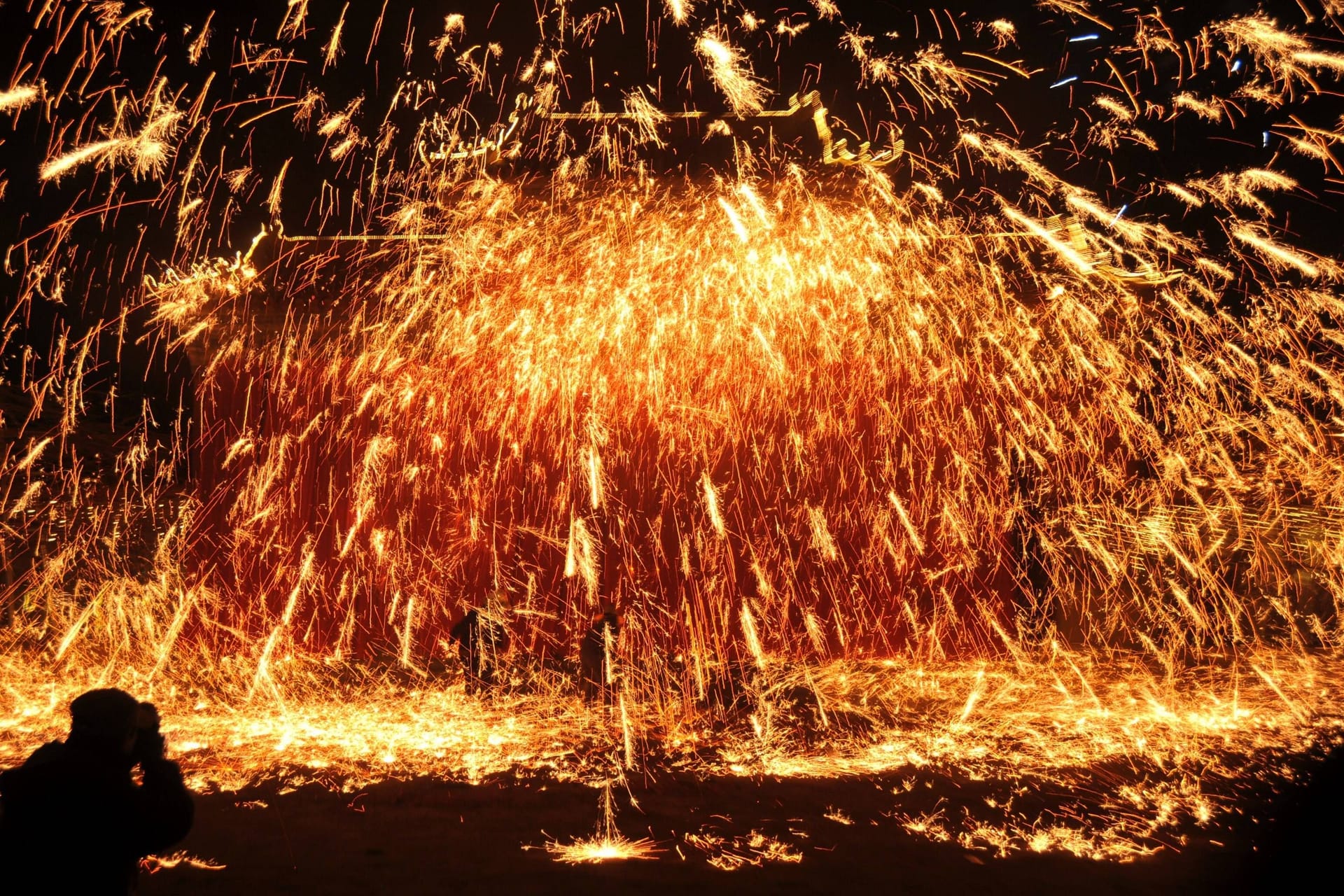 Neujahrsfest in China: Feuerwerk mit geschmolzenem Eisen.