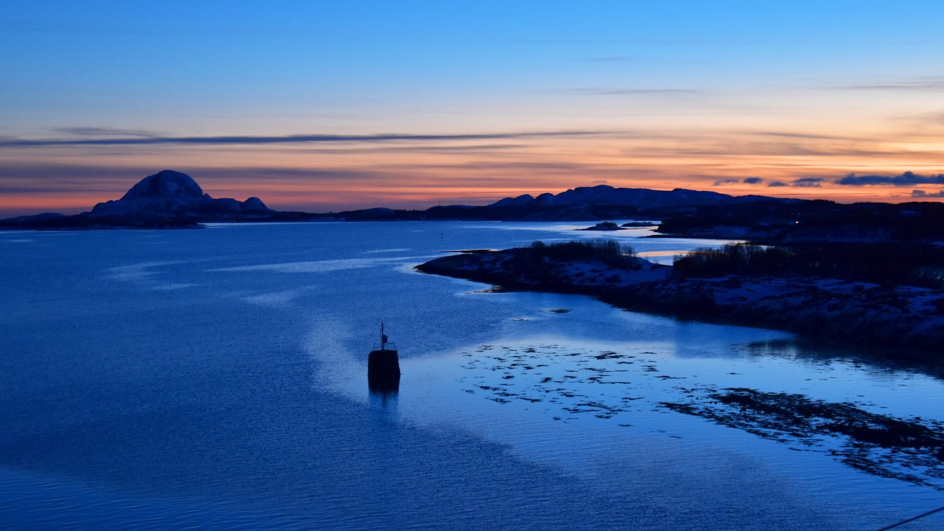 Abendstimmung am Berg Torghatten: Der Felsrücken, um den sich viele Troll-Legenden ranken, hat ein riesiges Loch in der Mitte.