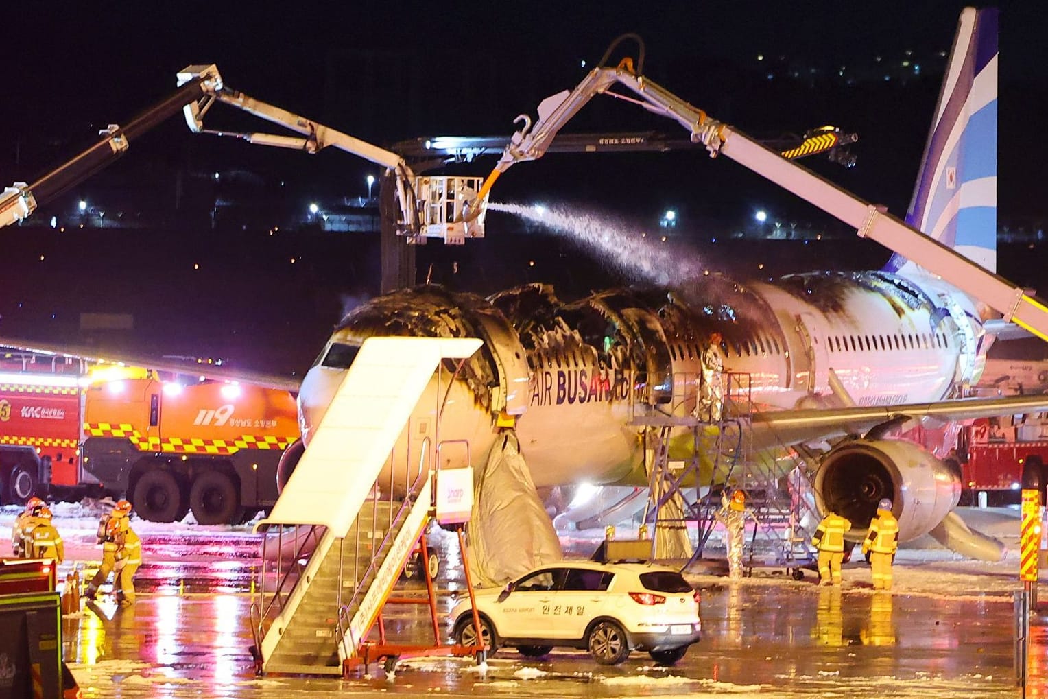 Feuerwehrleute löschen den Brand am Flugzeug: Alle Passagiere kamen mit dem Schrecken davon.