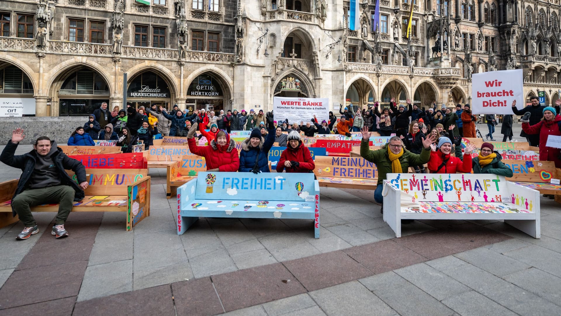 Drei Dutzend bunte Bänke schmücken seit Dienstag den Münchner Marienplatz.