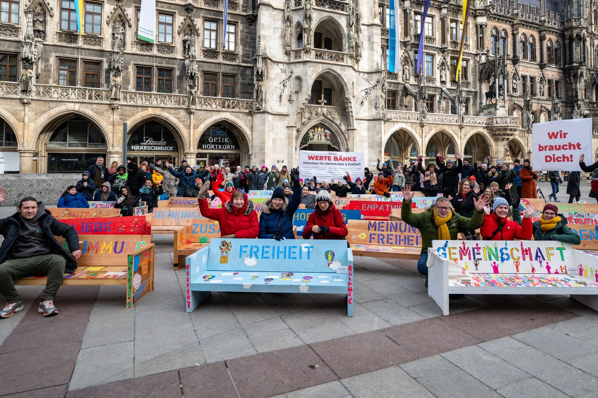 Drei Dutzend bunte Bänke schmücken seit Dienstag den Münchner Marienplatz.