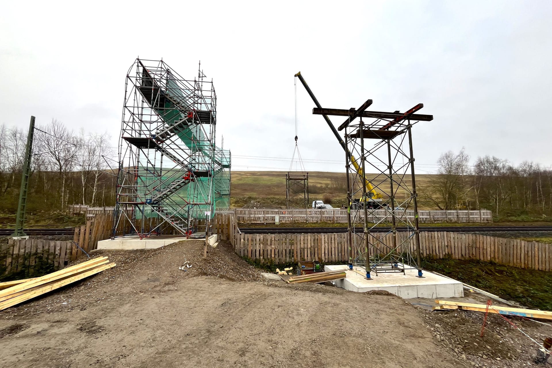 Die insgesamt 160 Meter lange Stahlbrücke wird in sieben einzelnen Abschnitten nach und nach zusammengesetzt.