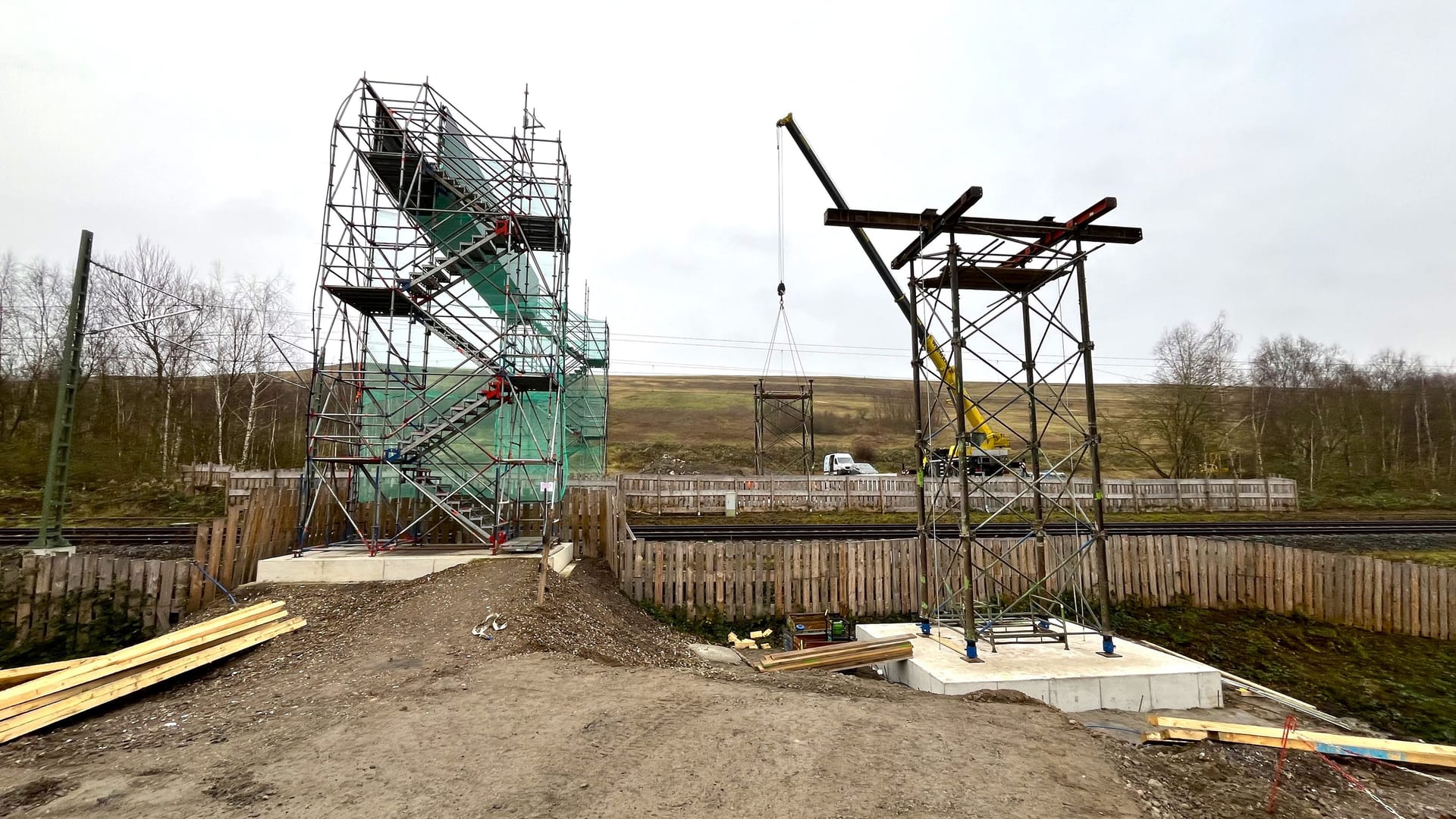 Die insgesamt 160 Meter lange Stahlbrücke wird in sieben einzelnen Abschnitten nach und nach zusammengesetzt.