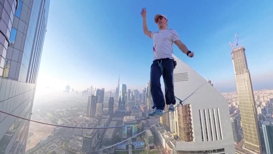 Extremsportler Jaan Roose läuft in 210 Metern Höhe über eine Slackline.