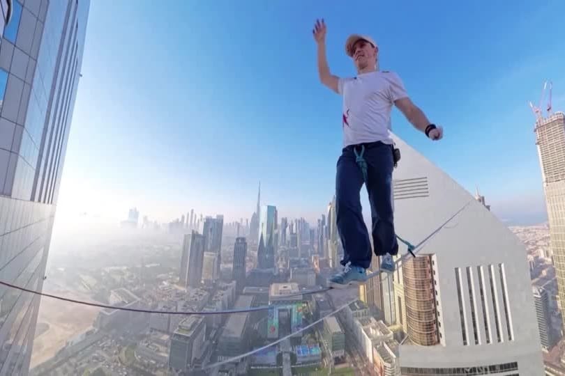 Extremsportler Jaan Roose läuft in 210 Metern Höhe über eine Slackline.