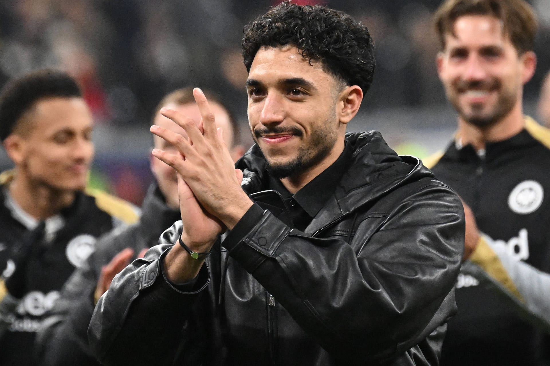 Blick Richtung Manchester. Omar Marmoush bei seiner Verabschiedung von Eintracht Frankfurt.