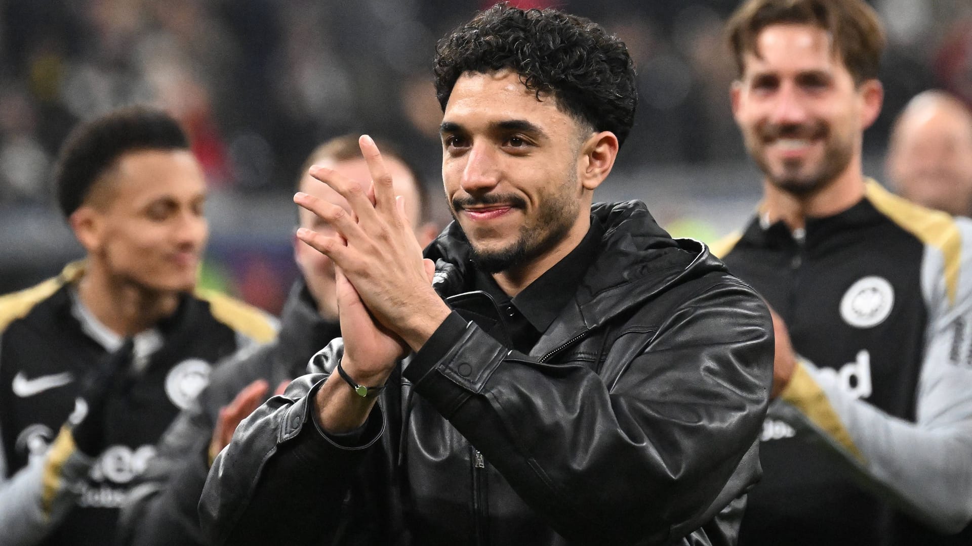 Blick Richtung Manchester. Omar Marmoush bei seiner Verabschiedung von Eintracht Frankfurt.